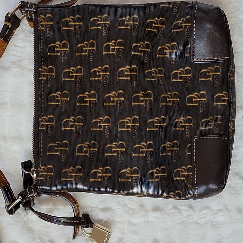 HP🌺Dooney & Bourke Brown Letter Carrier Crossbody Bag